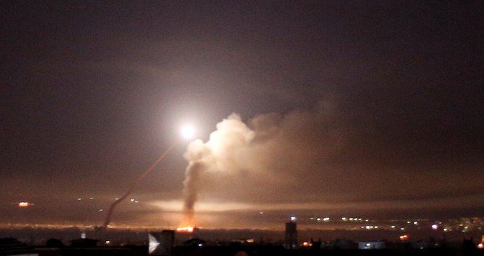 Íránci v Sýrii vypálili rakety na Izrael, ten palbu opětoval