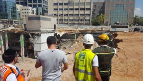 V Izraeli se zřítila budova: V troskách jsou desítky lidí