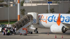 Letadlo FlyDubai na letišti v Tel Avivu.