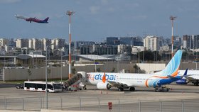 Letadlo FlyDubai na letišti v Tel Avivu.