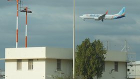 Letadlo FlyDubai na letišti v Tel Avivu