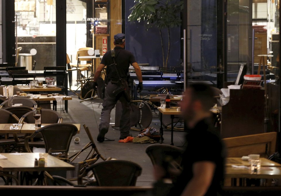 V Tel Avivu útočili teroristé. Policisté zneškodnili dva z nich.