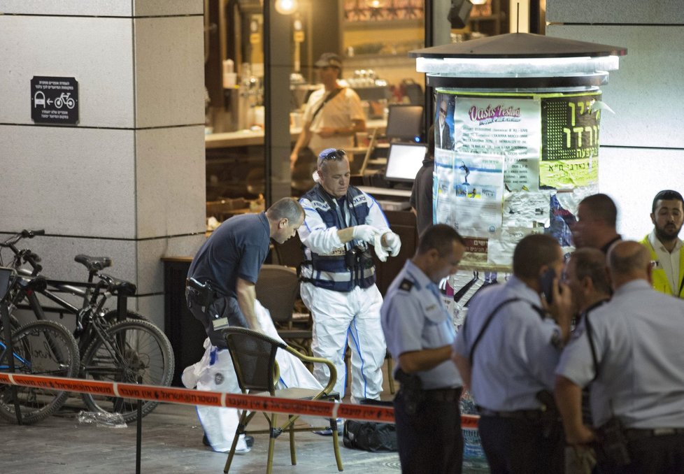 V Tel Avivu útočili teroristé. Policisté zneškodnili dva z nich.