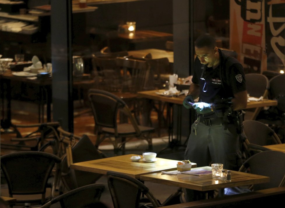 V Tel Avivu útočili teroristé. Policisté zneškodnili dva z nich.