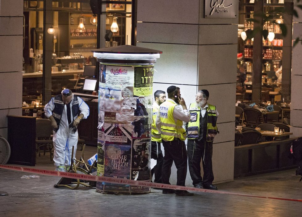 V Tel Avivu útočili teroristé. Policisté zneškodnili dva z nich.