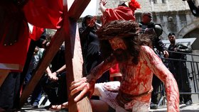 Drsný průvod v Izraeli: Ježíše zase ukřižovali, Velikonoce slaví tisíce křesťanů
