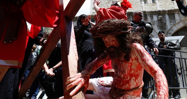 Drsný průvod v Izraeli: Ježíše zase ukřižovali, Velikonoce slaví tisíce křesťanů