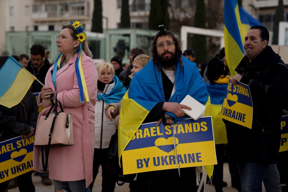 Izraelci při sledování vystoupení ukrajinského prezidenta Volodymyra Zelenského v izraelském parlamentu (20.3.2022)