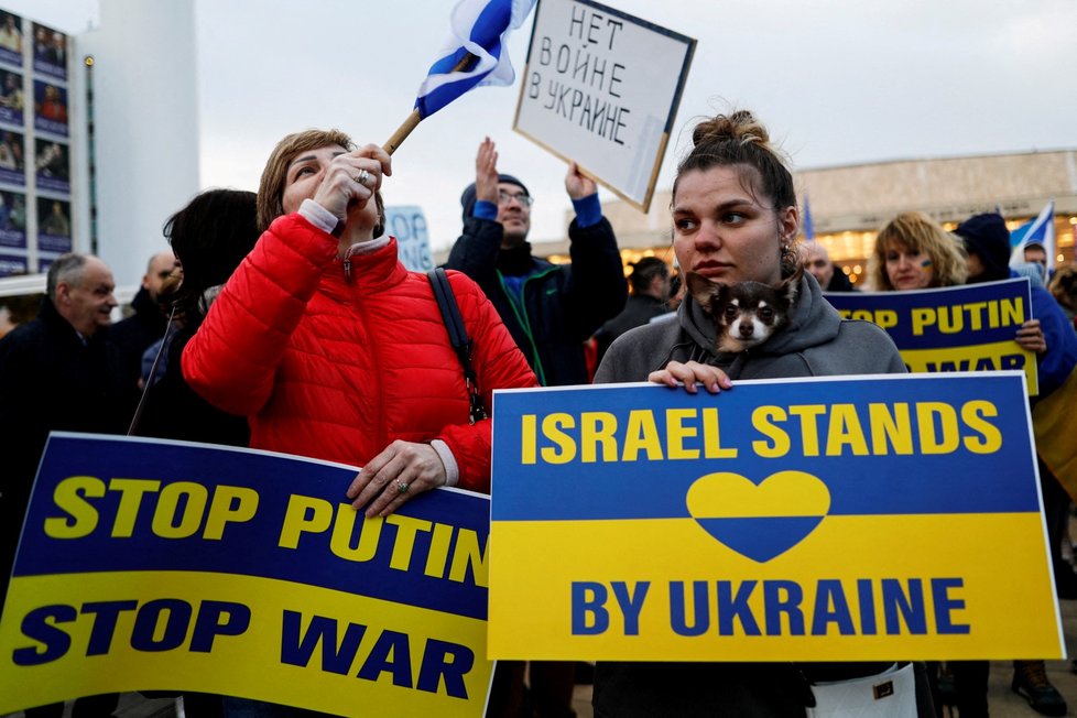 Izraelci při sledování vystoupení ukrajinského prezidenta Volodymyra Zelenského v izraelském parlamentu (20.3.2022)