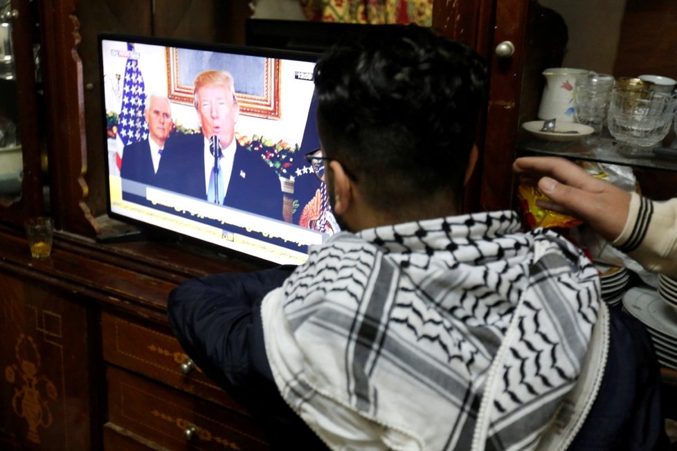 Reakce palestinské rodiny při sledování projevu, ve kterém Donald Trump uznal Jeruzalém jako hlavní město Izraele.