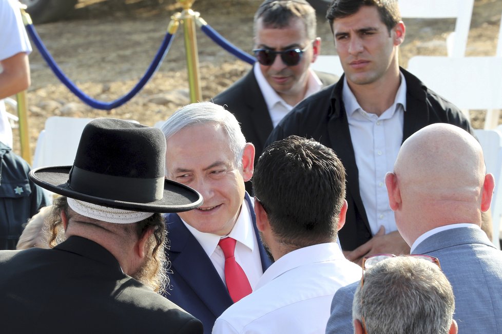 Izraelský premiér Benjamin Netanjahu při setkání s obyvateli osady Trumpův vršek