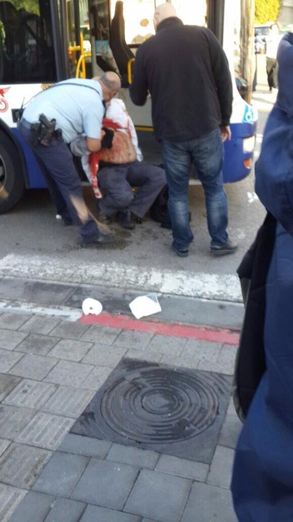 Útočník pobodal více než deset cestujících autobusu