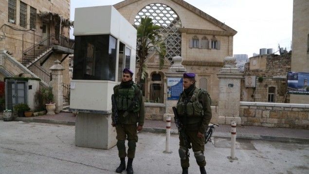 Útočník pobodal izraelského vojáka v Hebronu.