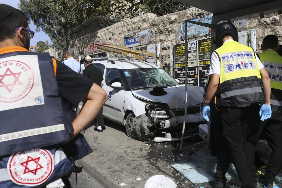 Palestinský motorista najel škodovkou do lidí na autobusové zastávce v Jeruzalémě.