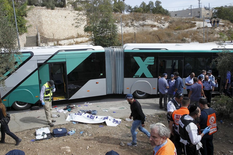 Dva Palestinci vyzbrojení puškou a noži zabili v městském autobuse v Jeruzalémě dva lidi a čtyři další zranili.