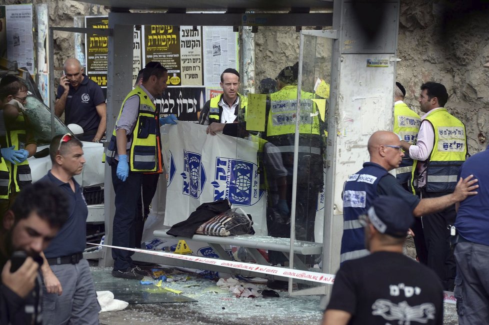 Palestinský motorista najel škodovkou do lidí na autobusové zastávce v Jeruzalémě.