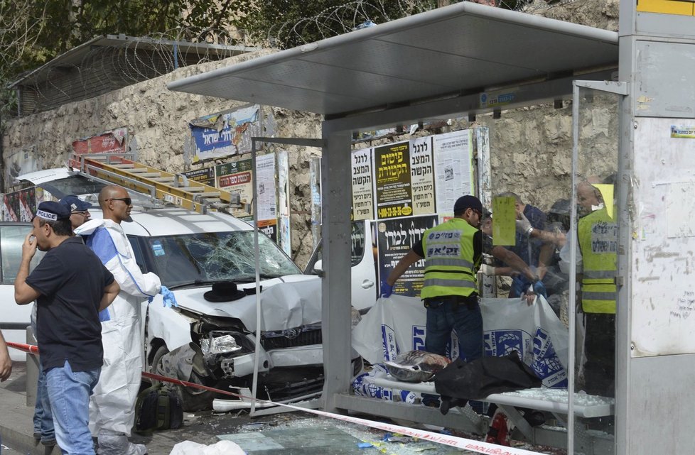 Palestinský motorista najel škodovkou do lidí na autobusové zastávce v Jeruzalémě.