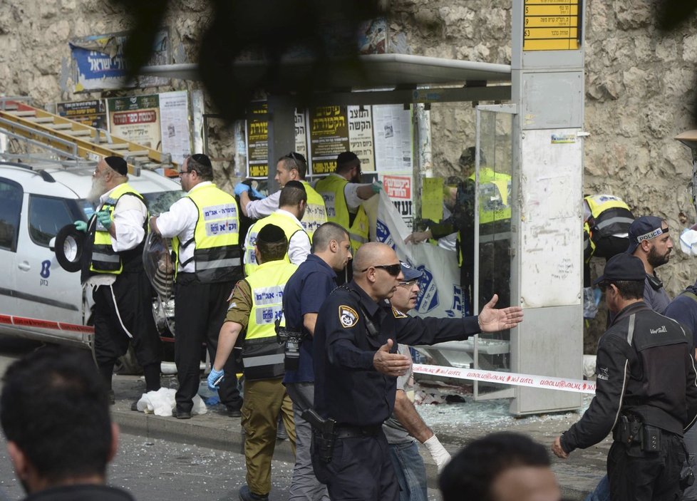 Palestinský motorista najel škodovkou do lidí na autobusové zastávce v Jeruzalémě.