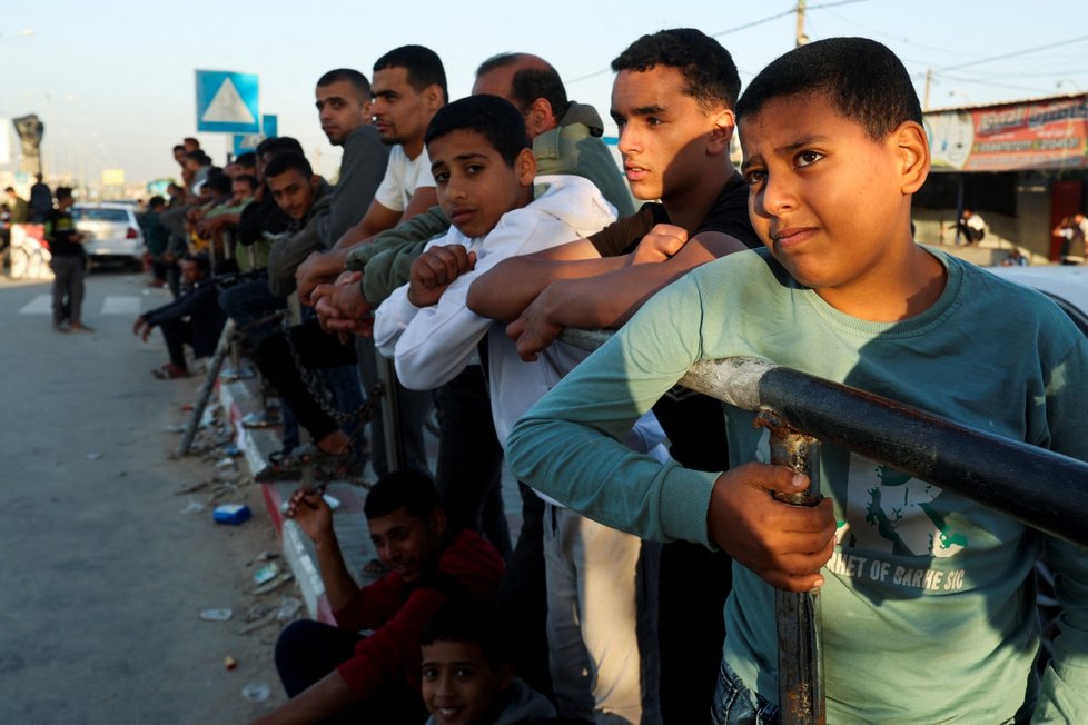 Lidé se shromáždili na přechodu Rafah, kde by Hamás měl propustit své rukojmí (24.11.2023).