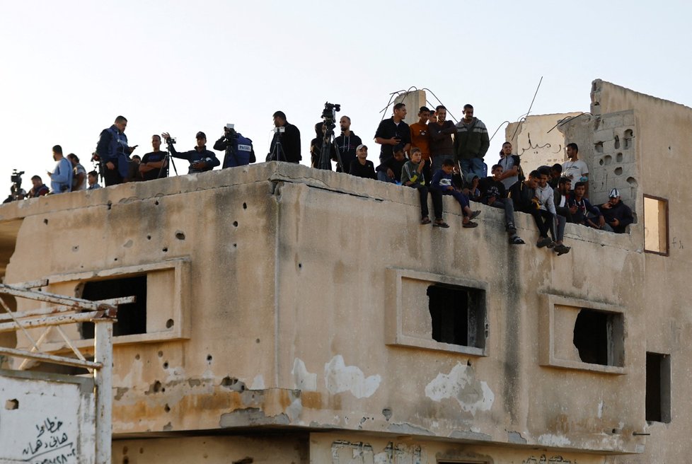 Lidé se shromáždili na přechodu Rafah, kde by Hamás měl propustit své rukojmí (24.11.2023).