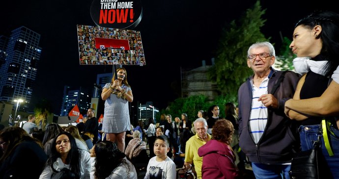 Hamás zastavil propouštění rukojmích: Žádá větší pomoc pro Gazu. Pošle Izrael tanky zpátky?