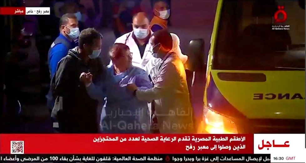 Konvoj vozidel s rukojmími unesenými bojovníky Hamásu (24.11.2023)