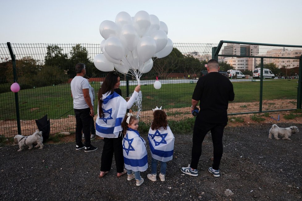 Lidé ve městě Petah Tikva očekávají příjezd rukojmích propuštěných Hamásem (24.11.2023).