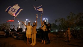 Lidé u dětské nemocnice ve městě Petah Tikva oslavují příjezd rukojmích propuštěných Hamásem (24.11.2023)