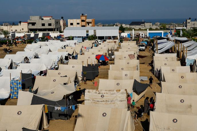 Řada Palestinců našla úkryt ve stanovém táboře v Chán Júnisu na jihu Pásma Gazy, který provozuje OSN.
