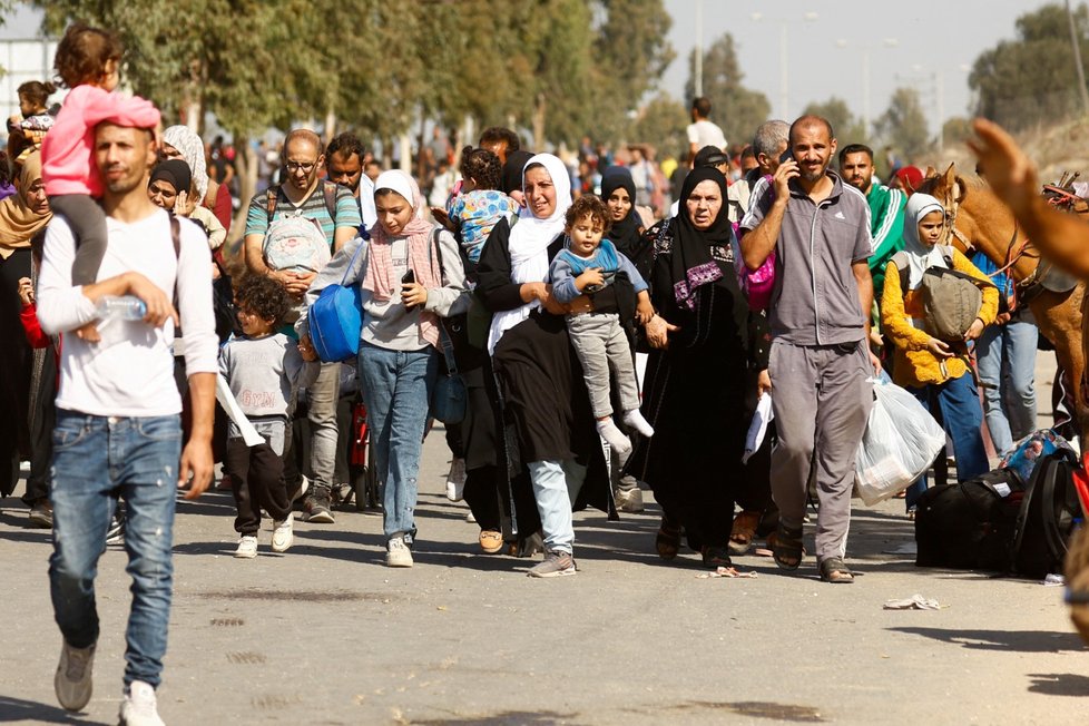 Palestinci prchající ze severu Gazy se přesouvají na jih, do centrální části pásma (10.11.2023)
