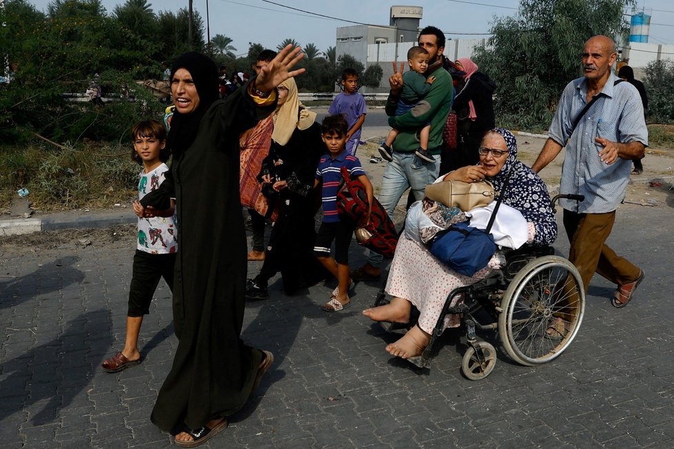 Palestinci prchající ze severu Gazy se přesouvají na jih, do centrální části pásma (10.11.2023)