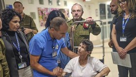 Izraelka Jocheved Lifšicová (85) byla po 16 dnech věznění Hamásem propuštěna. (24.10.2023)