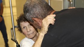 Izraelka Jocheved Lifšicová (85) byla po 16 dnech věznění Hamásem propuštěna. (24.10.2023)