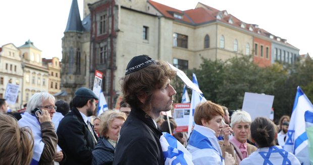 V Izraeli se válčí už měsíc: Na Václavském náměstí se sešly stovky lidí, které připomněly oběti