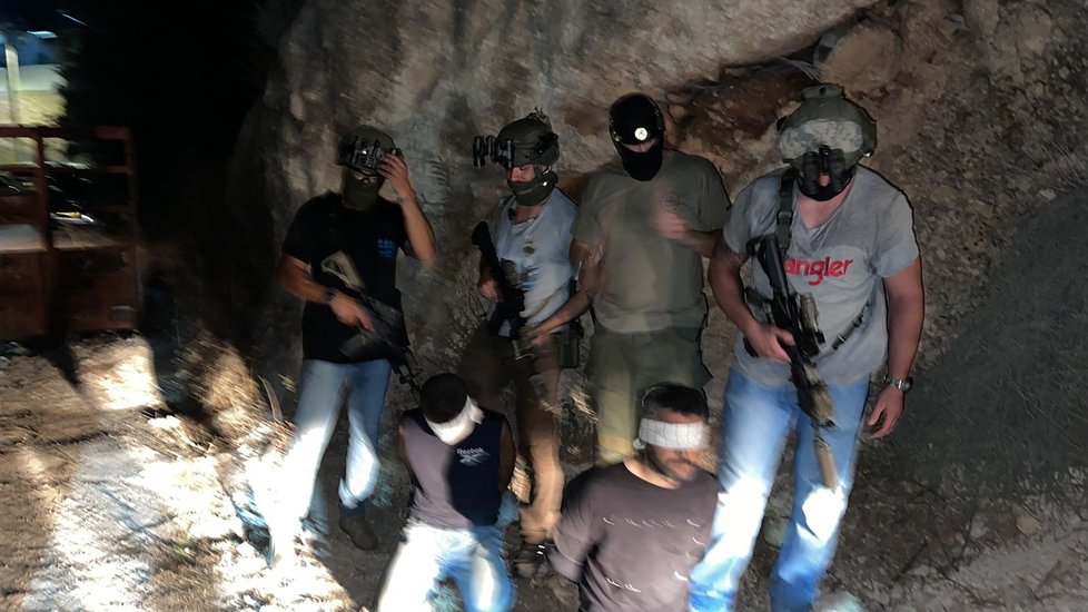 Z izraelské věznice uteklo šest palestinských vězňů, čtyři z nich byli odsouzeni na doživotí. Policie je postupně všechny dopadla.