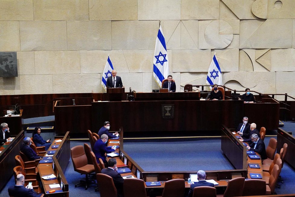 Izraelský parlament schválil Netanjahuovu vládu národní jednoty.