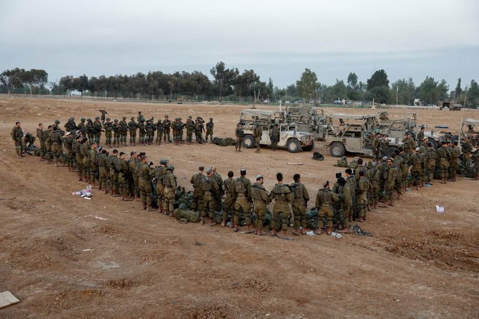 Izraelští vojáci poblíž hranice s Pásmem Gazy (4. 12. 2023)