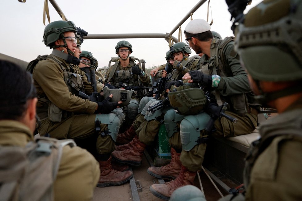 Izraelští vojáci poblíž hranice s Pásmem Gazy (4. 12. 2023)