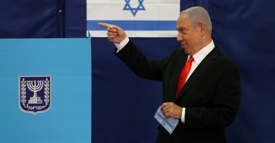 Premiér Benjamin Netanjahu ve volební místnosti v roce 2021 - ilustrační snímek