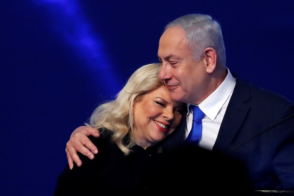 Netanjahu vyhrál izraelské volby.  Slavil s manželkou Sarou (2. 3. 2020).