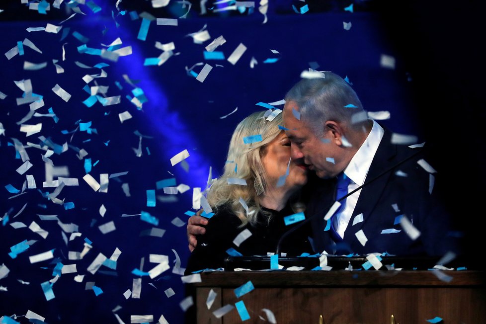 Netanjahu vyhrál izraelské volby.  Slavil s manželkou Sarou (2. 3. 2020).