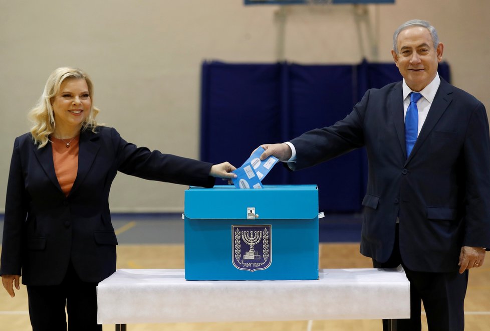 Netanjahu u třetích izraelských voleb za rok. S manželkou Sarou (2. 3. 2020).