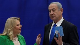 Benjamin Netanjahu s manželkou Sarou ve volební místnosti (1. 11. 2022)