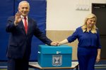 Premiér Izraele Benjamin Netanjahu s ženou Sárou u volební urny (09.04.2019)