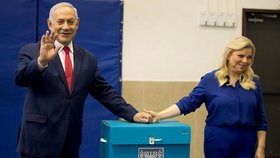 Premiér Izraele Benjamin Netanjahu s ženou Sárou u volební urny (09.04.2019)