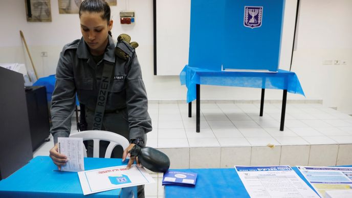 V Izraeli se otevřely volební místnosti v předčasných parlamentních volbách. Premiér Netanjahu usiluje o pátý mandát, čekají se těsné výsledky. (9.4.2019)