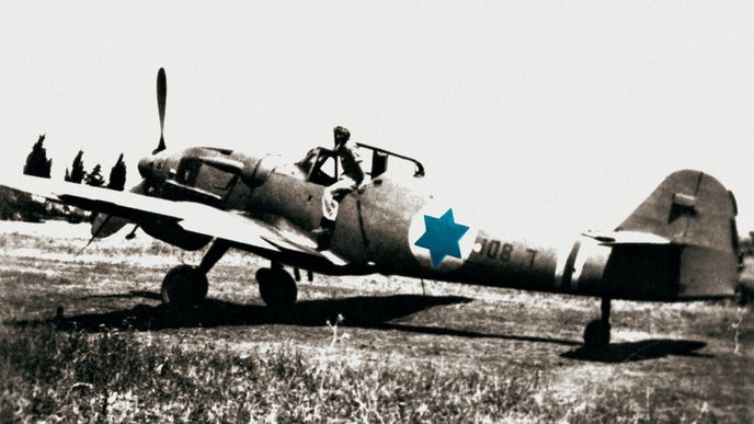 Krátce po ukončení výcviku s letouny Avia S-199 (někdejšími německými messerschmitty) odcestovali první piloti do&nbsp;Izraele. Zde okamžitě usedali do&nbsp;kokpitů letecky dopravených a&nbsp;čerstvě smontovaných letadel a&nbsp;zapojovali se do&nbsp;boje.