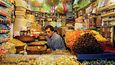 Nejrůznější koření, ořechy a pochutiny jsou specialitou izraelských trhů.