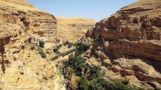 Trek biblickým vádím Kelt: rozpraskané staré skály, místa z evangelií a starobylé kláštery Trek biblickým vádím Kelt: rozpraskané staré skály, místa z evangelií a starobylé kláštery