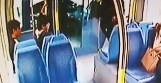 V Jeruzalémě zaútočili v tramvaji na ostrahu nožem dva palestinští puberťáci